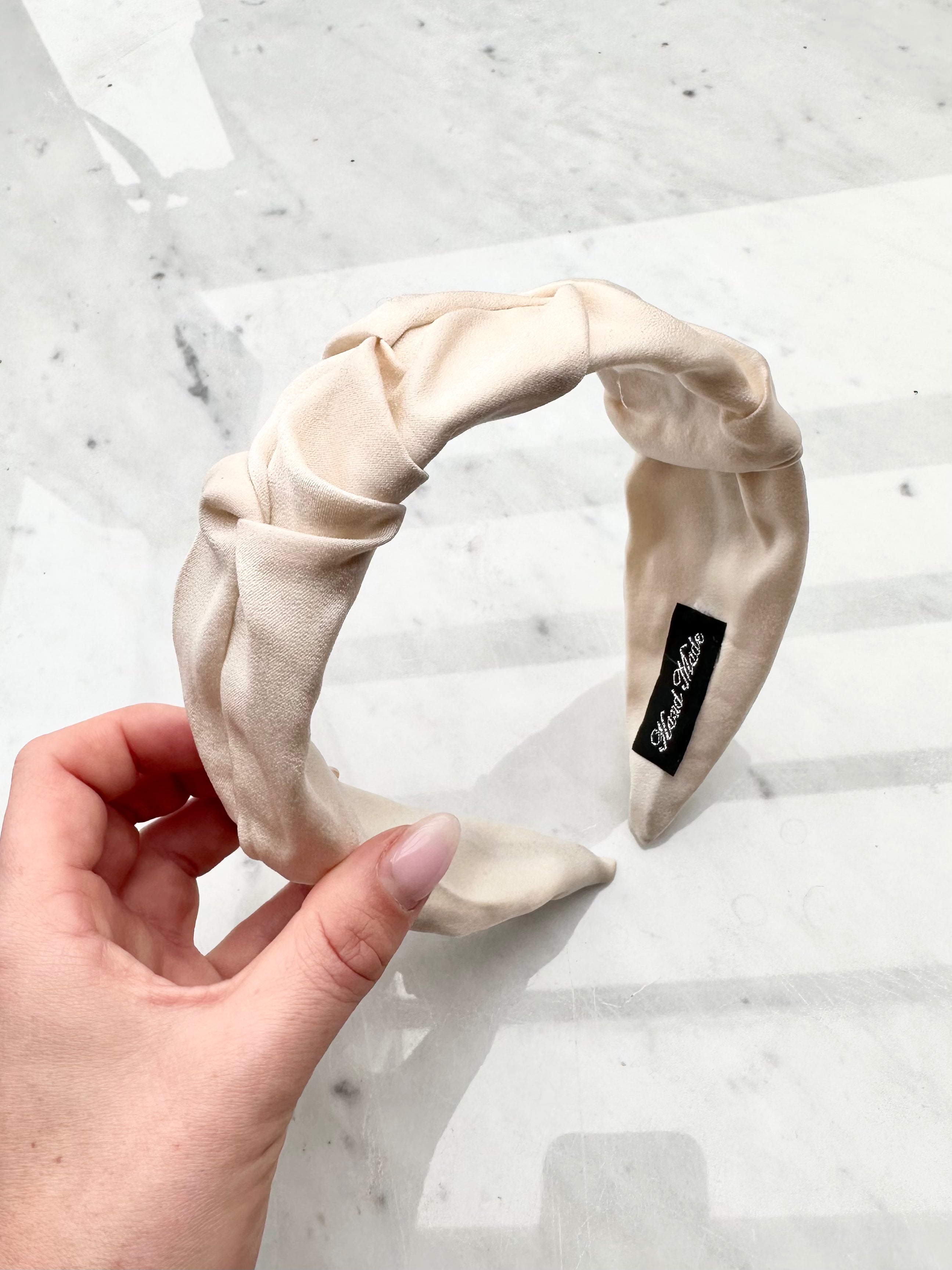 Emelina - Bred hårband i sidenlook